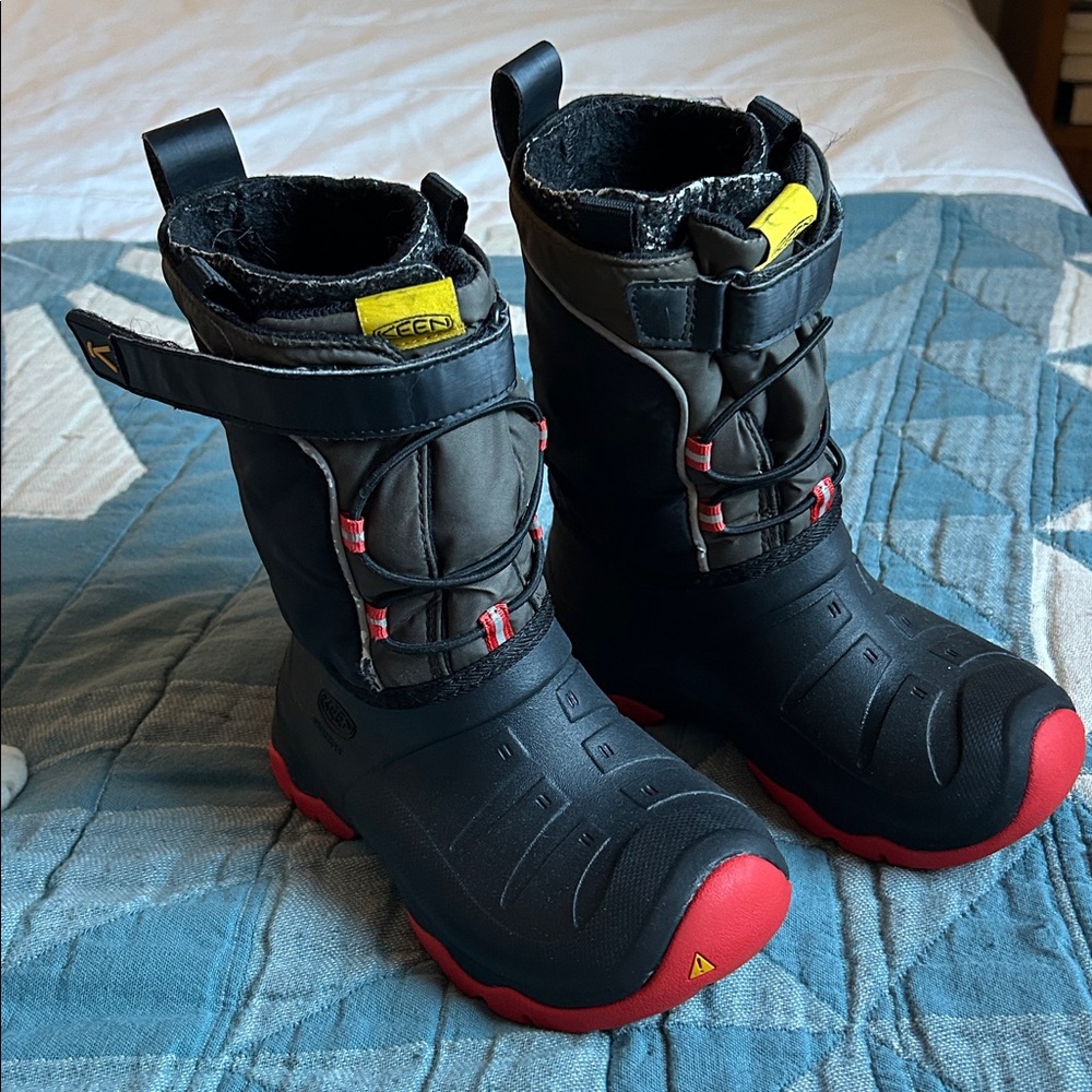 Kids Keen Black and Red Insulated Snow Winter Boots